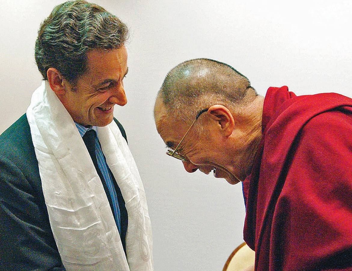 Lo "schiaffo" di Sarkozy alla Cina 
A faccia a faccia con il Dalai Lama