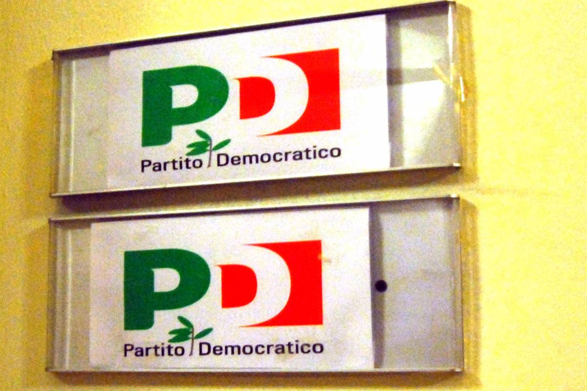 Il Pd crolla nei sondaggi. E per uscire dai guai accusa il centrodestra