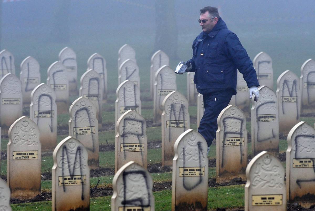 Tombe musulmane profanate 
per la terza volta in Francia