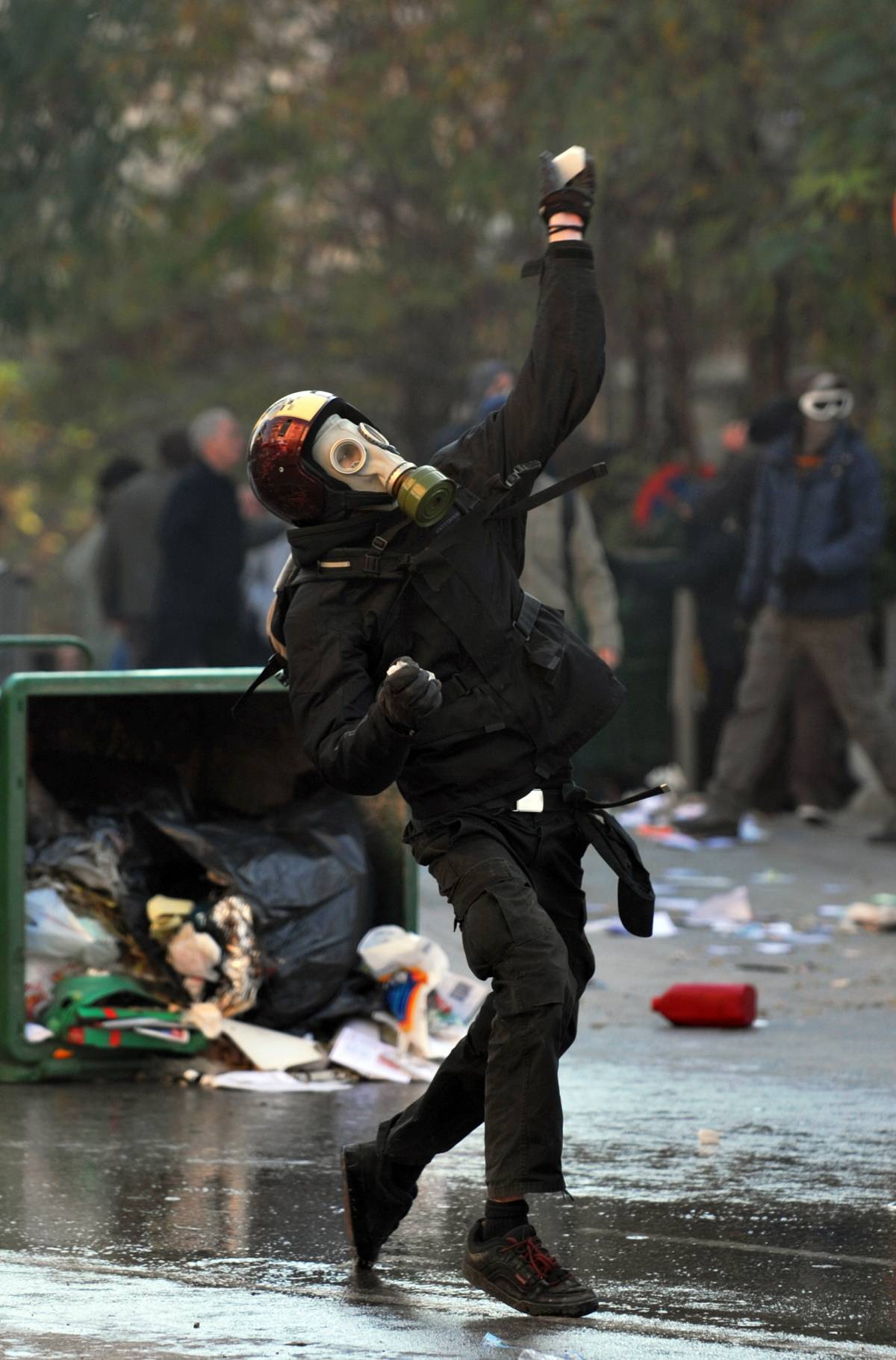 Atene, pietre e molotov davanti al parlamento 
La perizia: Alexis ucciso da un colpo di rimbalzo