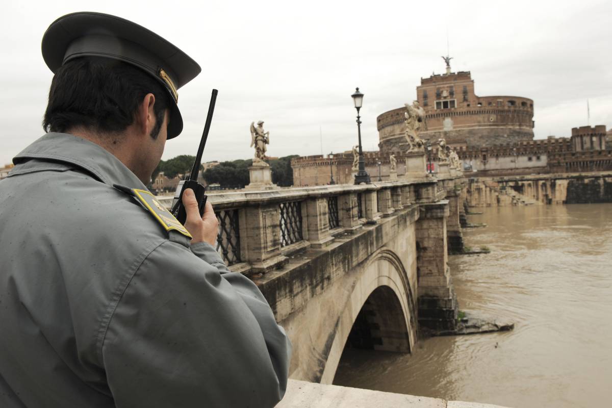 Roma allagata: il Tevere rischia l'esondazione 
E la Cgil sospende lo sciopero dei trasporti