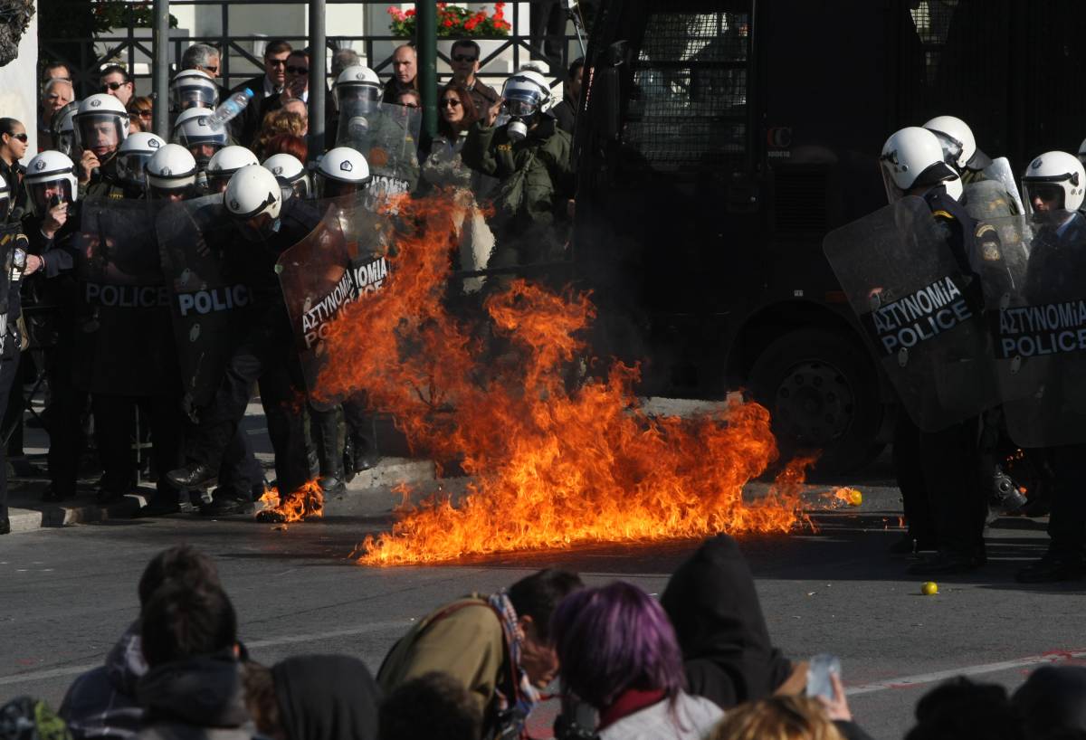 Atene: nella notte molotov contro cinque banche