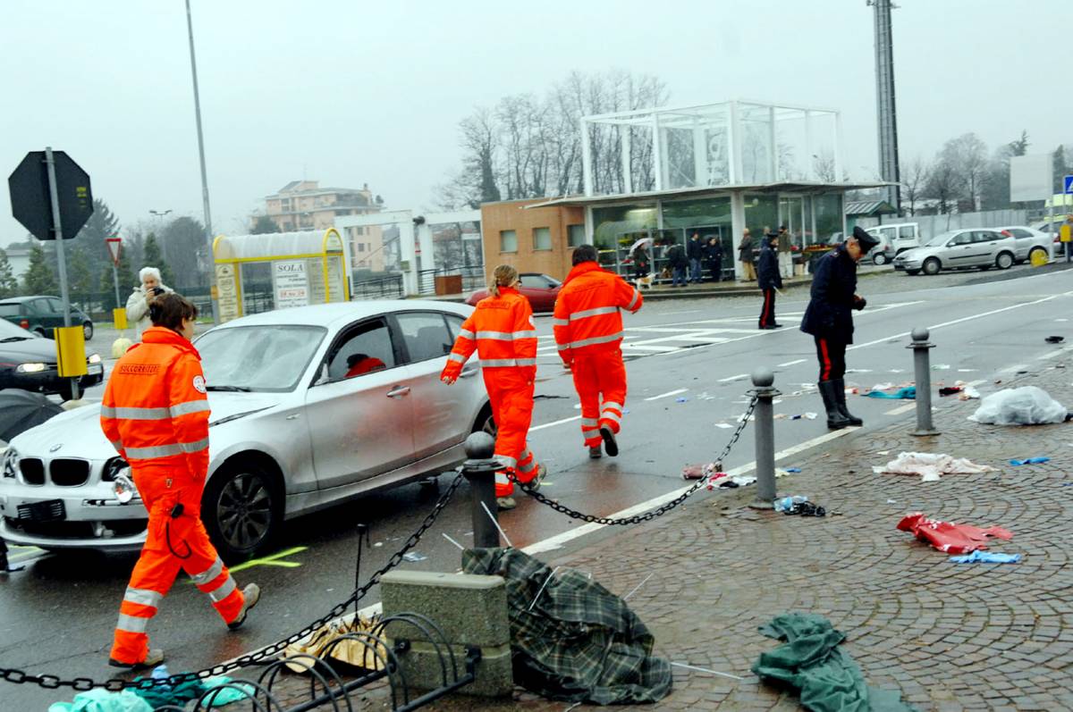 Ubriaco falcia con l'auto gruppo di turisti: 
un morto e 27 feriti