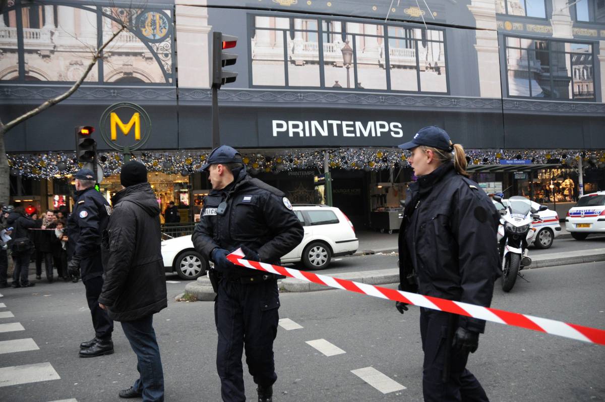 Parigi, paura da Printemps: 5 ordigni