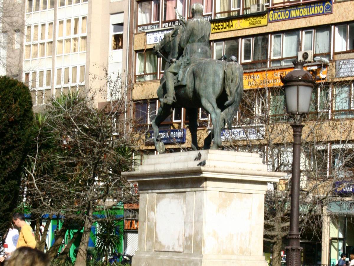 Spagna, rimossa l'ultima statua di Franco a cavallo