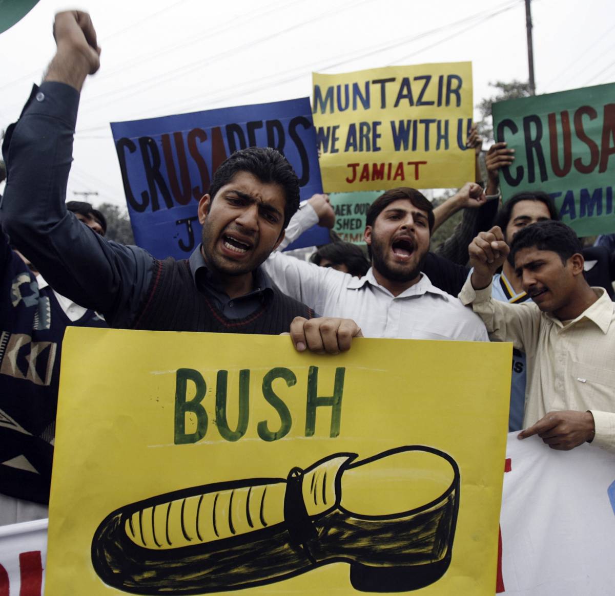 Distrutte le scarpe anti-Bush 
E il giornalista chiede scusa