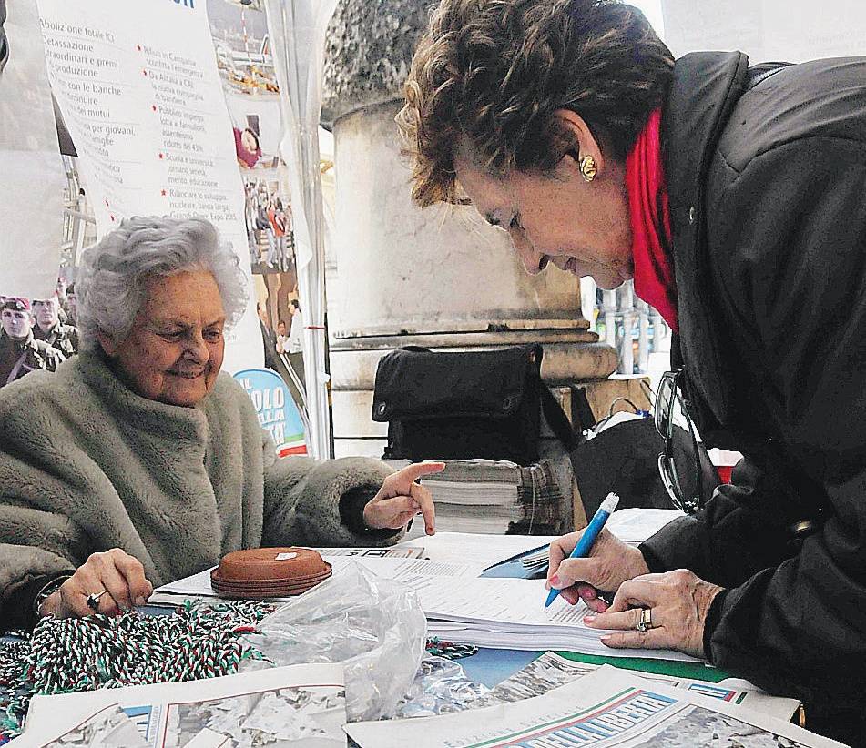 In 250mila per votare ai gazebo del Pdl: "Liberateci da Penati"