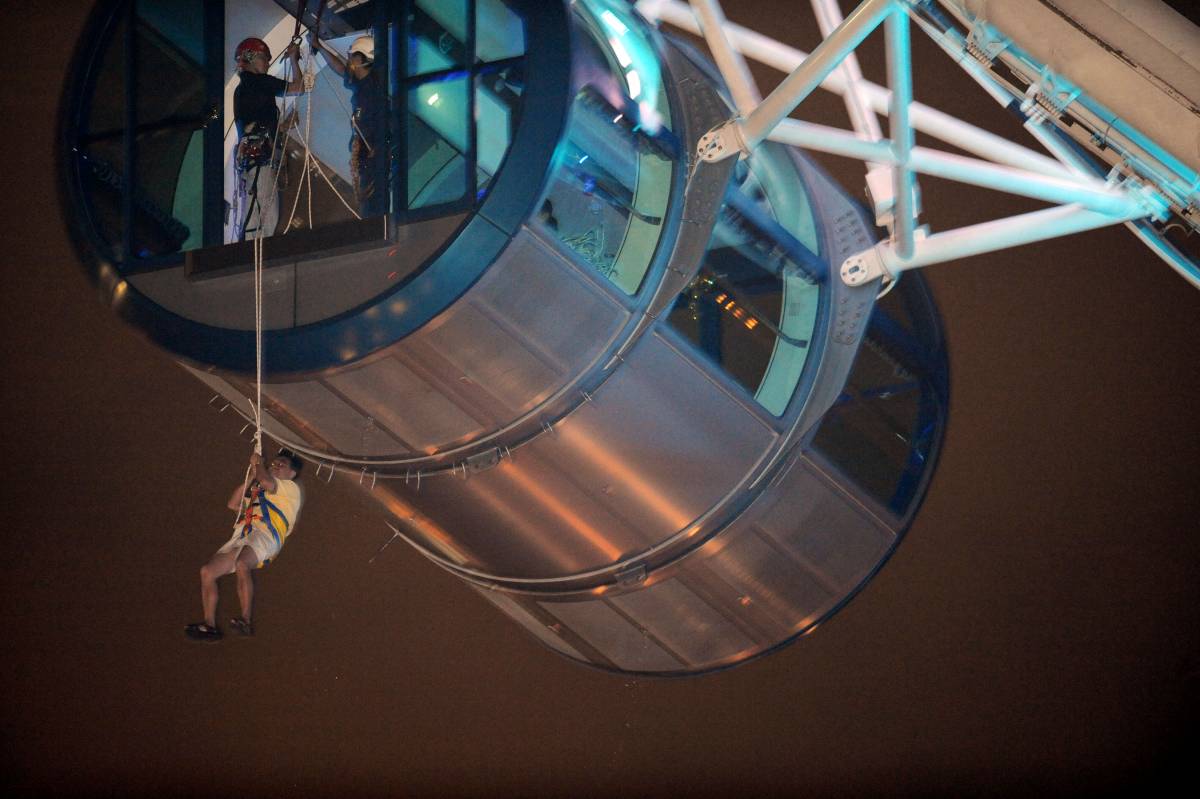 Singapore, 6 ore di paura: 
173 persone intrappolate 
a 165 metri d'altezza