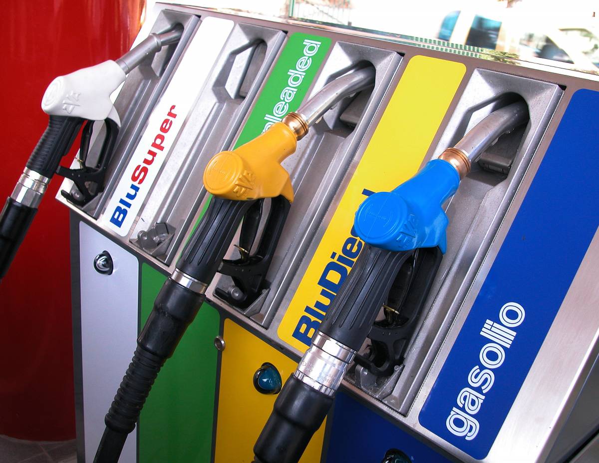 Benzina: il pieno costa 
13 euro in meno. Mutui: 
Euribor sotto il 3%