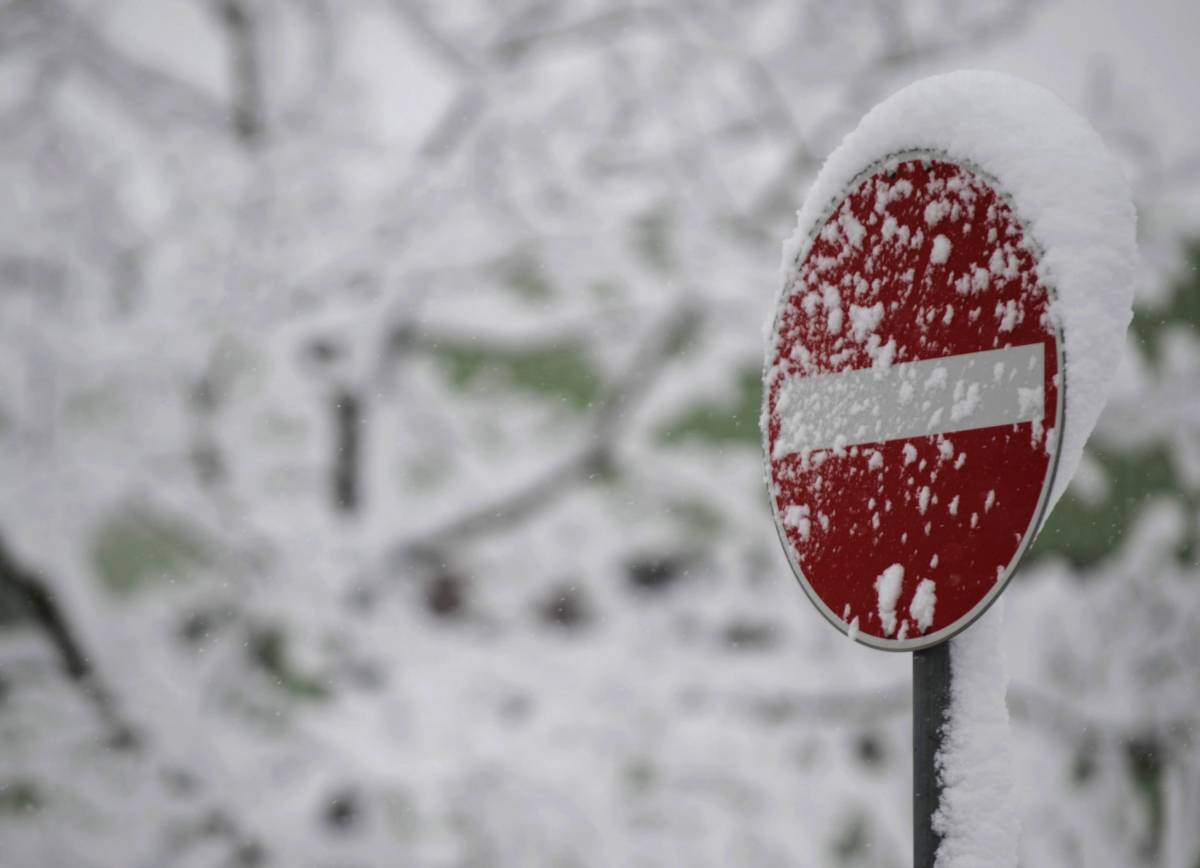 Maltempo, neve su 400 chilometri di autostrade 
Disperso uno sciatore travolto da una valanga