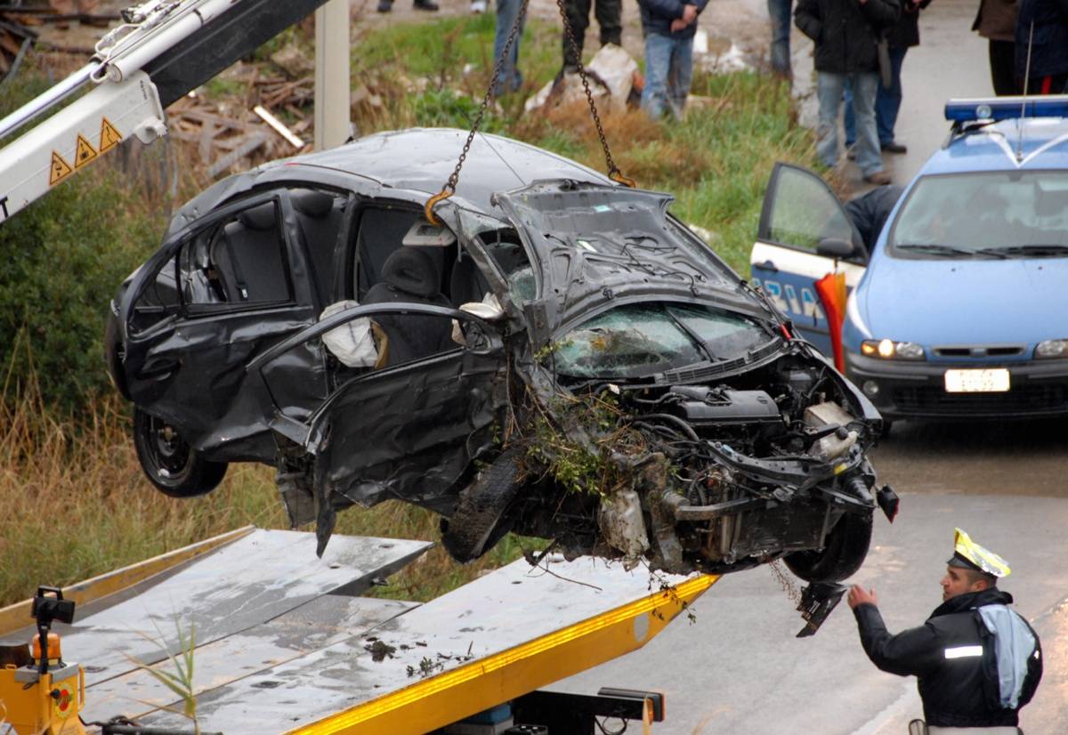 Auto giù dal cavalcavia: 
morti 4 giovani, 
uno è gravissimo