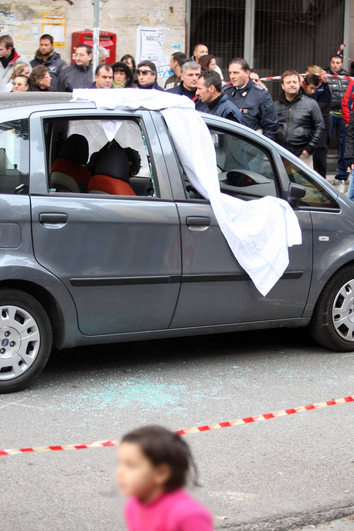 Agguato a Secondigliano: 
sicari freddano un uomo 
davanti all'ufficio postale