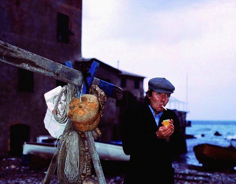 Muore di freddo sotto i portici. Tursi sotto accusa