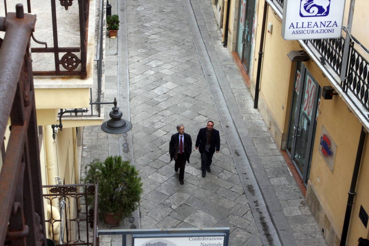 Fannulloni, 18 impiegati solo per una lampadina