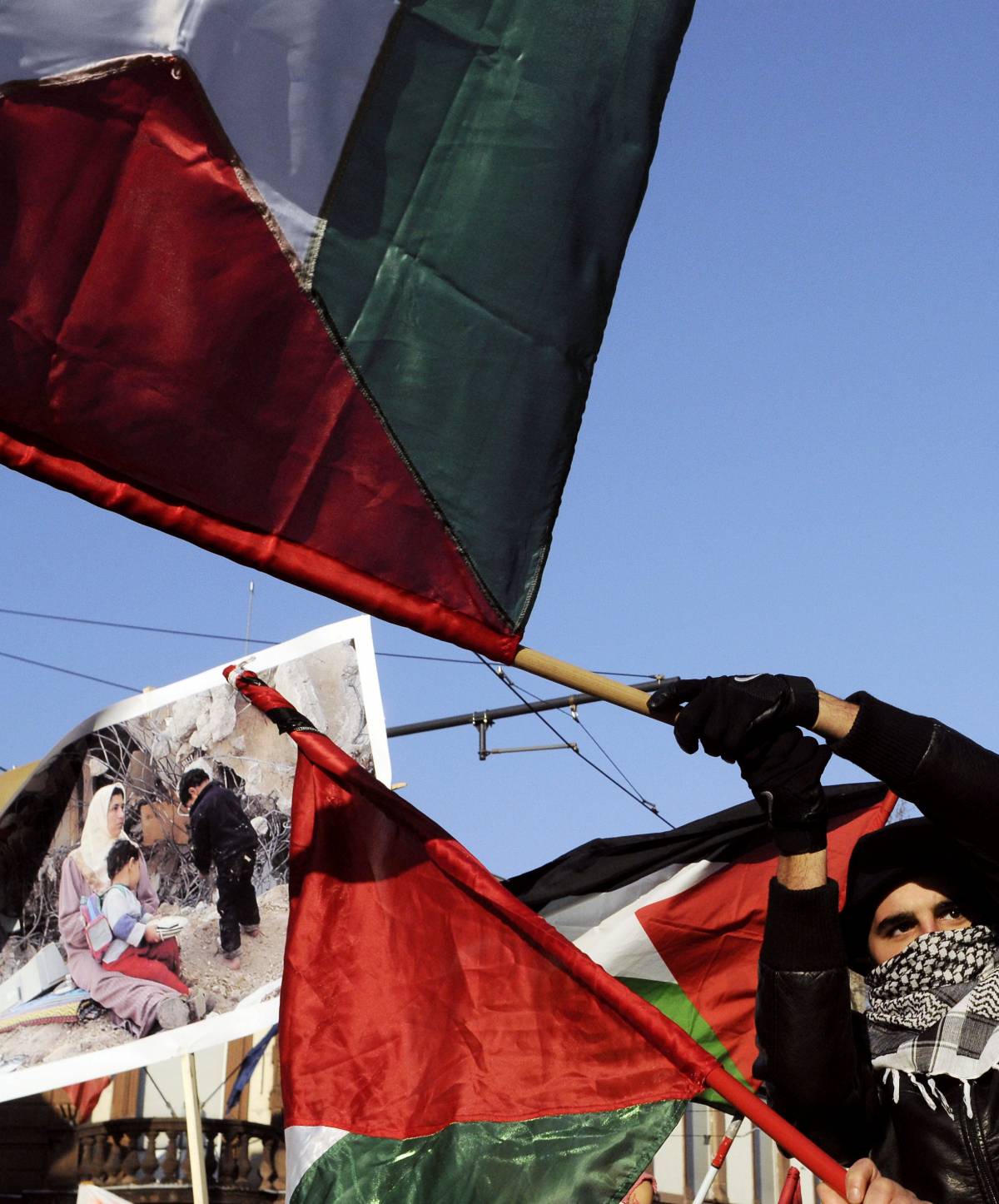 Milano, bruciata la bandiera israeliana