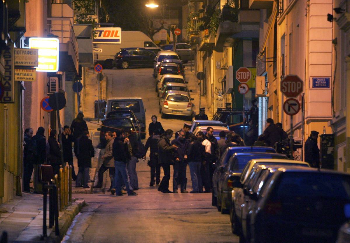 Atene, ferito poliziotto 
Arrestati 72 sospetti
