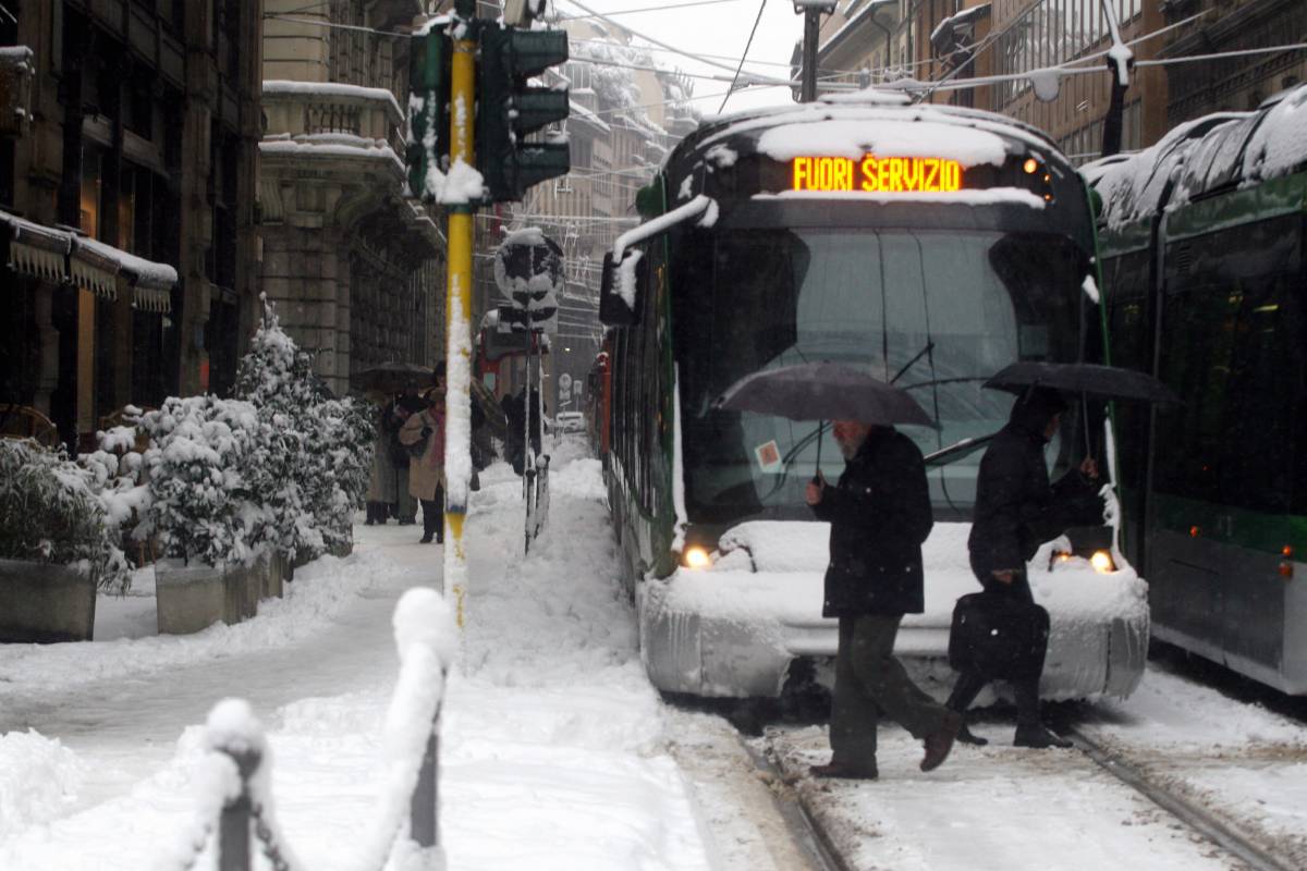 Neve, fioccano disagi e polemiche 
Crolla una tettoia, muore un uomo 
La Moratti: tutte le scuole aperte