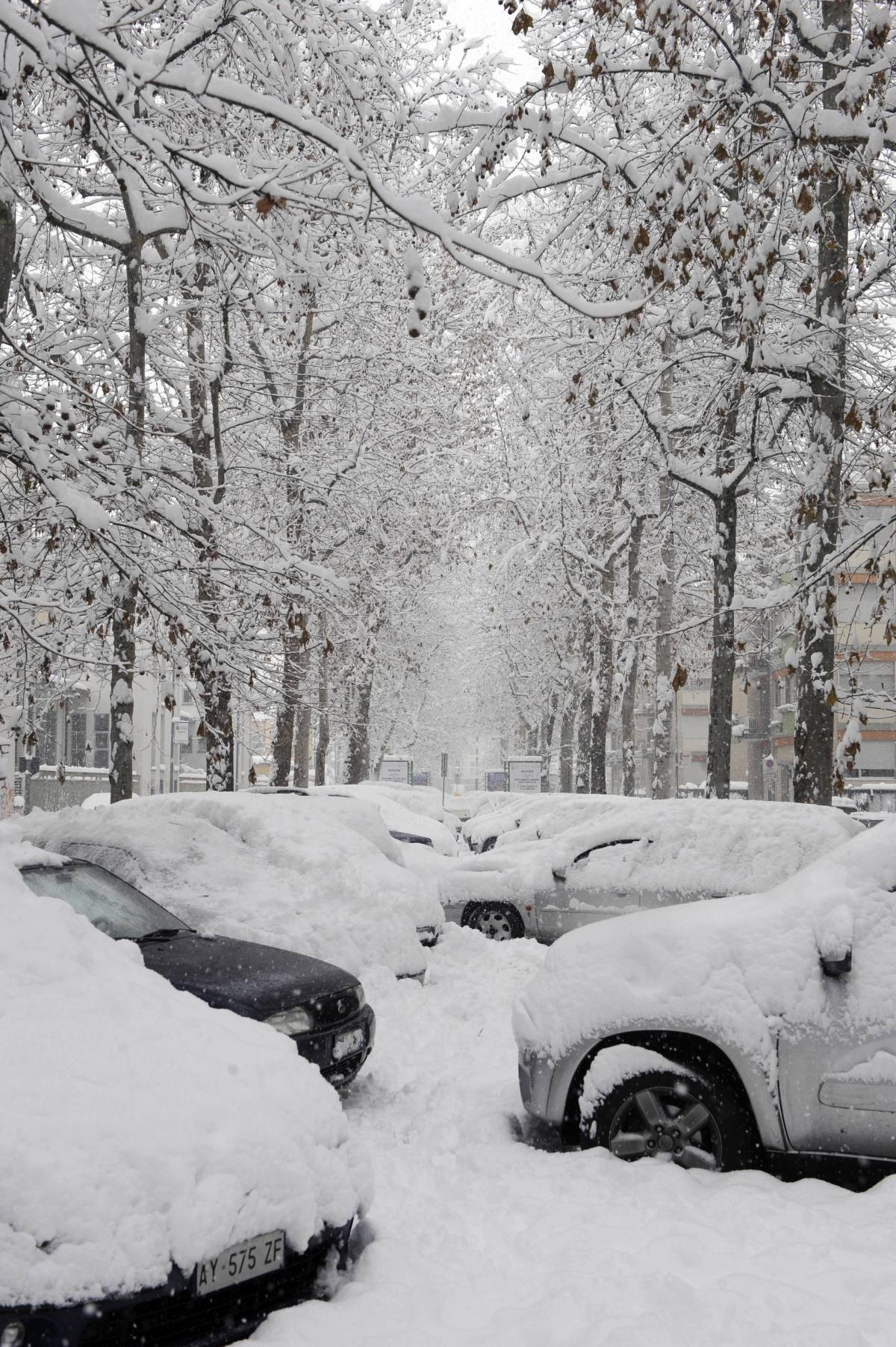 La neve blocca il Nord 
Polemiche a Milano: 
un morto per un crollo