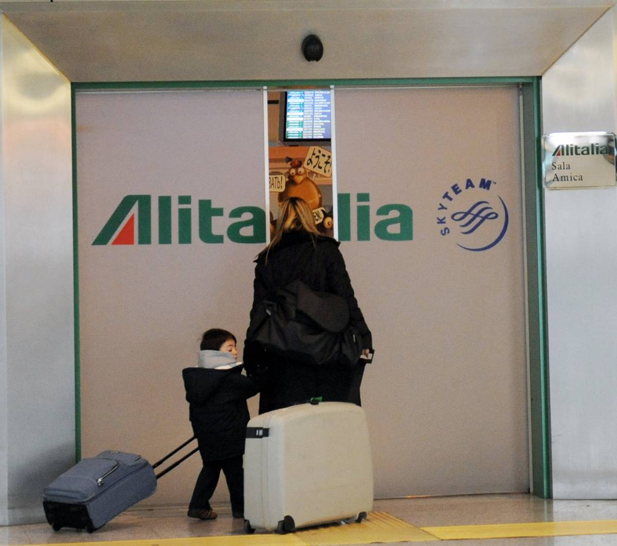 Alitalia fa rotta su Air France, altolà di Bossi