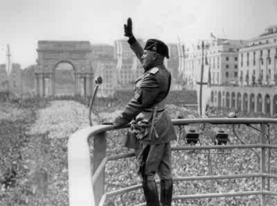 Quel Mussolini in posa per la storia