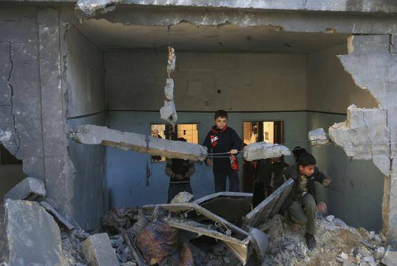 Gaza, bombe su scuola Onu: 30 morti 
Obama rompe il silenzio: preoccupato