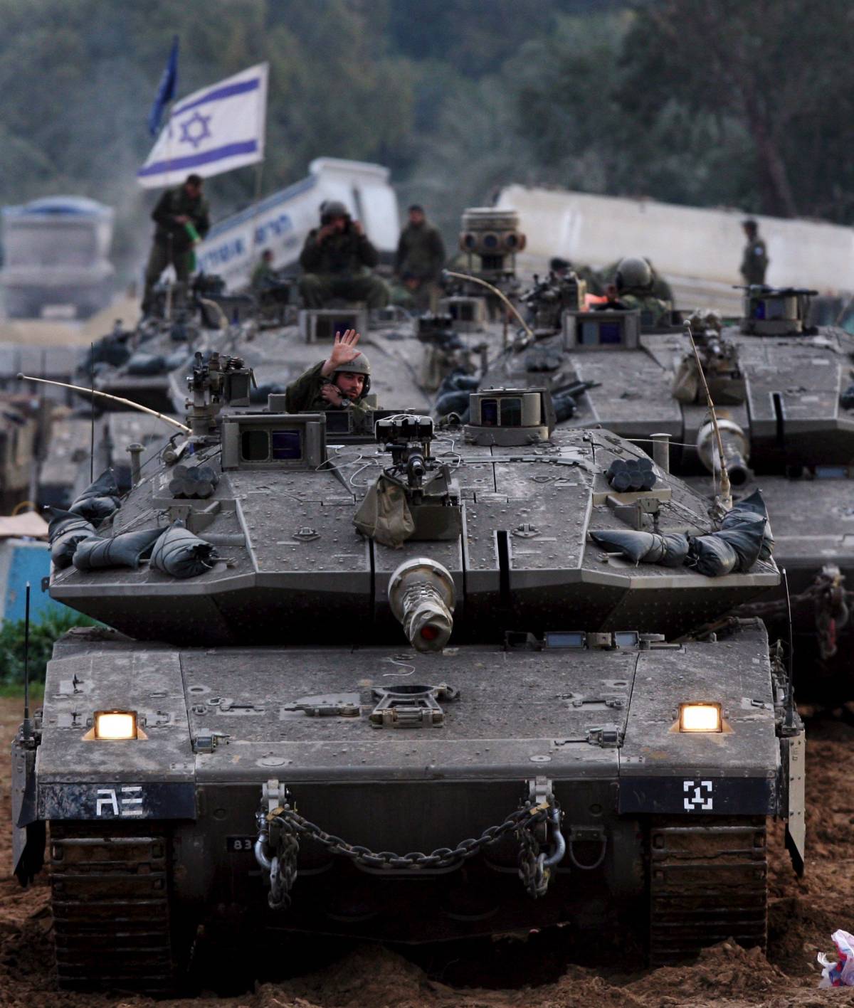 Tank di Israele alla periferia di Gaza. Obama: mi impegnerò per la pace
