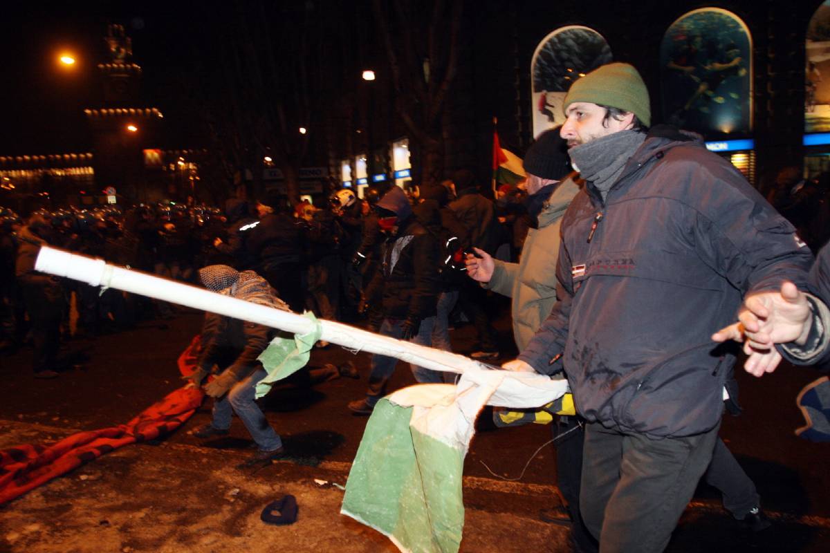 Corteo pro Palestina, 
scontri a Milano: 5 feriti