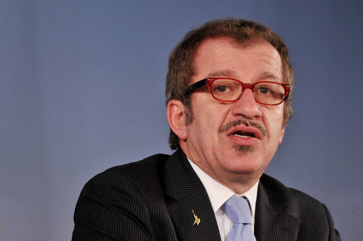 Maroni insiste: tassa sul permesso di soggiorno 
Il premier contrario: "Bossi è d'accordo con me"
