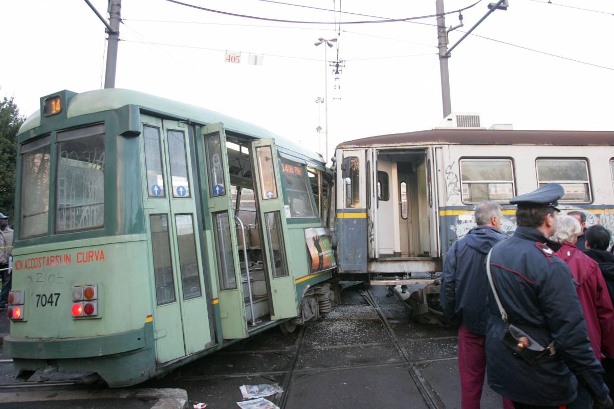 Scontro tra un tram  
e un treno: 26 feriti lievi