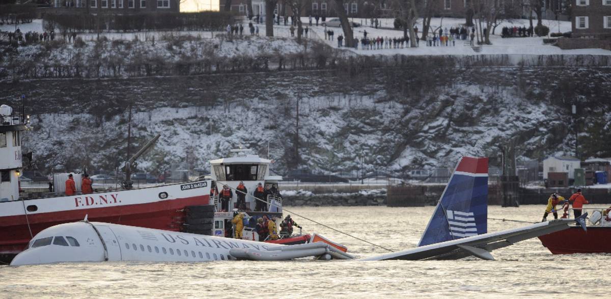 Paura a New York: aereo "abbattuto" dalle oche finisce nell'Hudson
