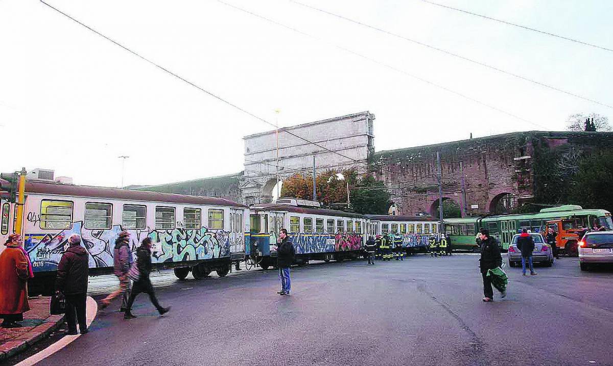 Scontro tram-treno sui binari a Porta Maggiore: 23 feriti