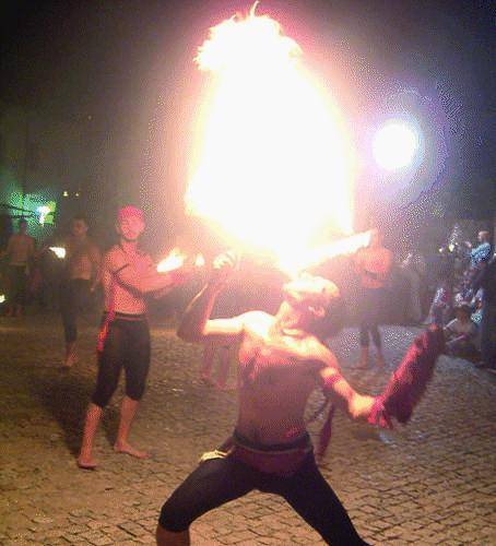 Tra giocolieri, clown e mangiafuoco  i burattini narrano la fiaba di Gioppino