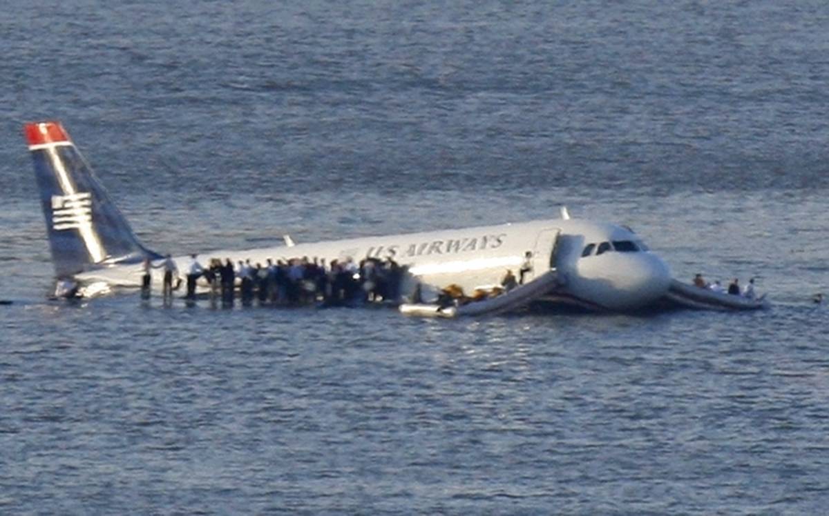 New York, airbus precipitato:  
"Noi salvi grazie al pilota-eroe"