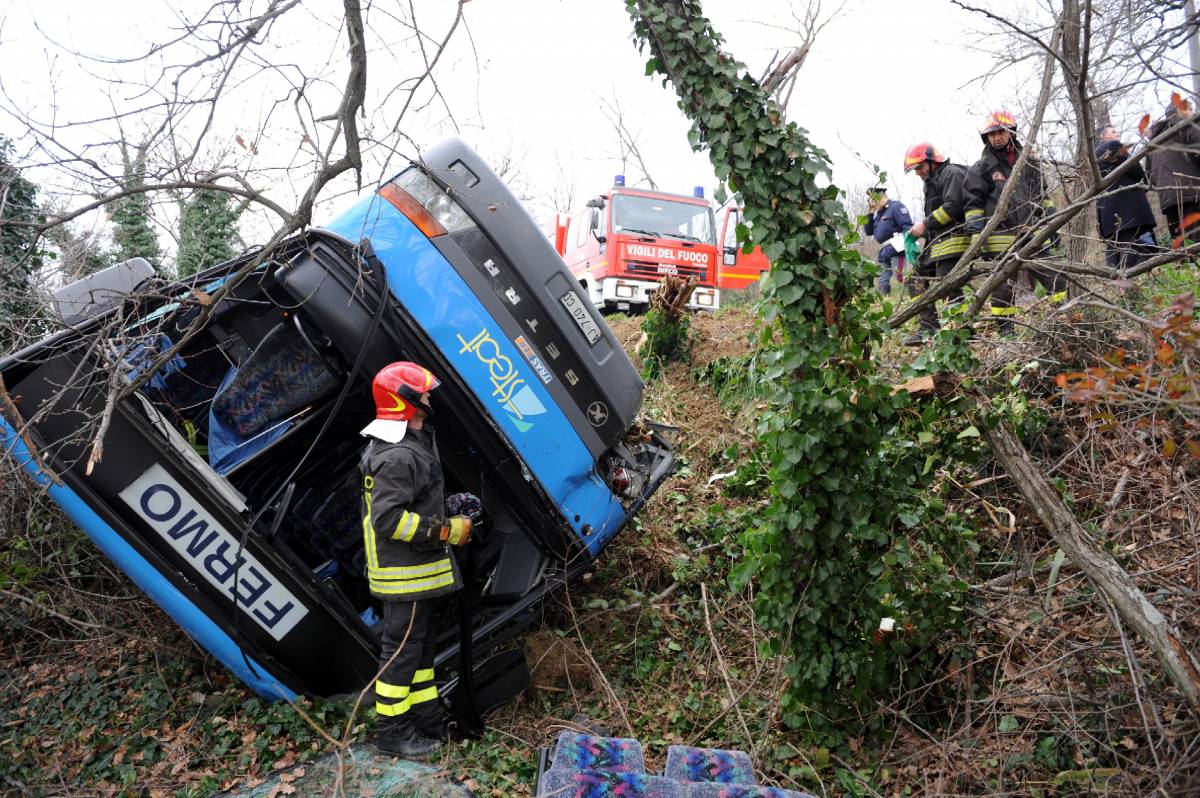 Fermo, bus fuori strada: 
50 a bordo, 20 i feriti