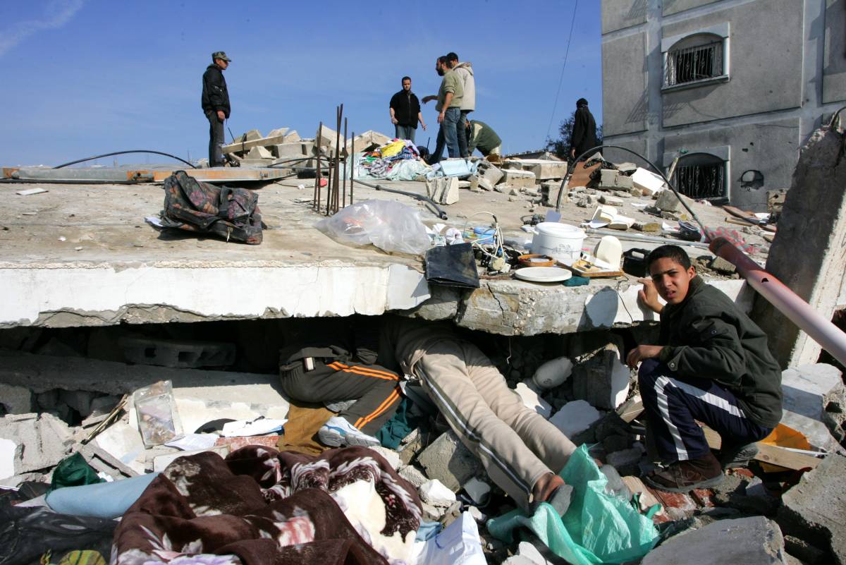 Striscia Gaza, la Croce rossa: 100mila profughi 
Frattini: carabinieri solo con l'Anp al potere