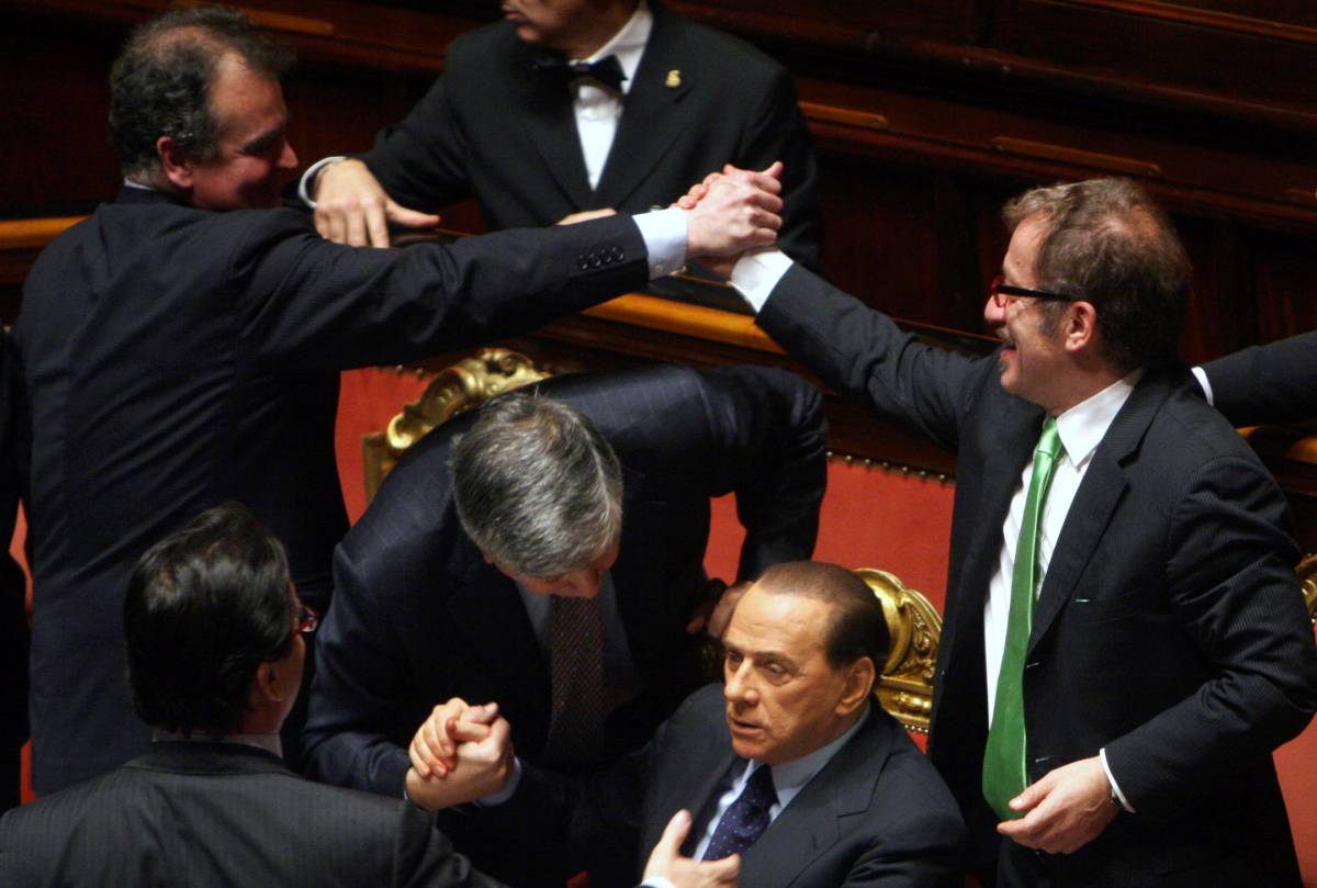 Federalismo: il ddl approvato al Senato 
Berlusconi: "Così scenderanno le tasse"