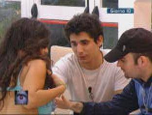 Gf, Cristina fa toccare 
il suo decolletè a Jerry