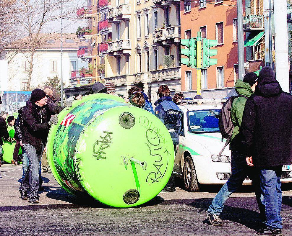 Conchetta: sgombero e vandalismi 
La città ostaggio dei centri sociali