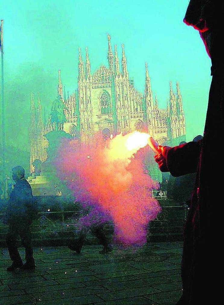 Traffico bloccato e cestini sradicati: sfila la violenza del «Conchetta»