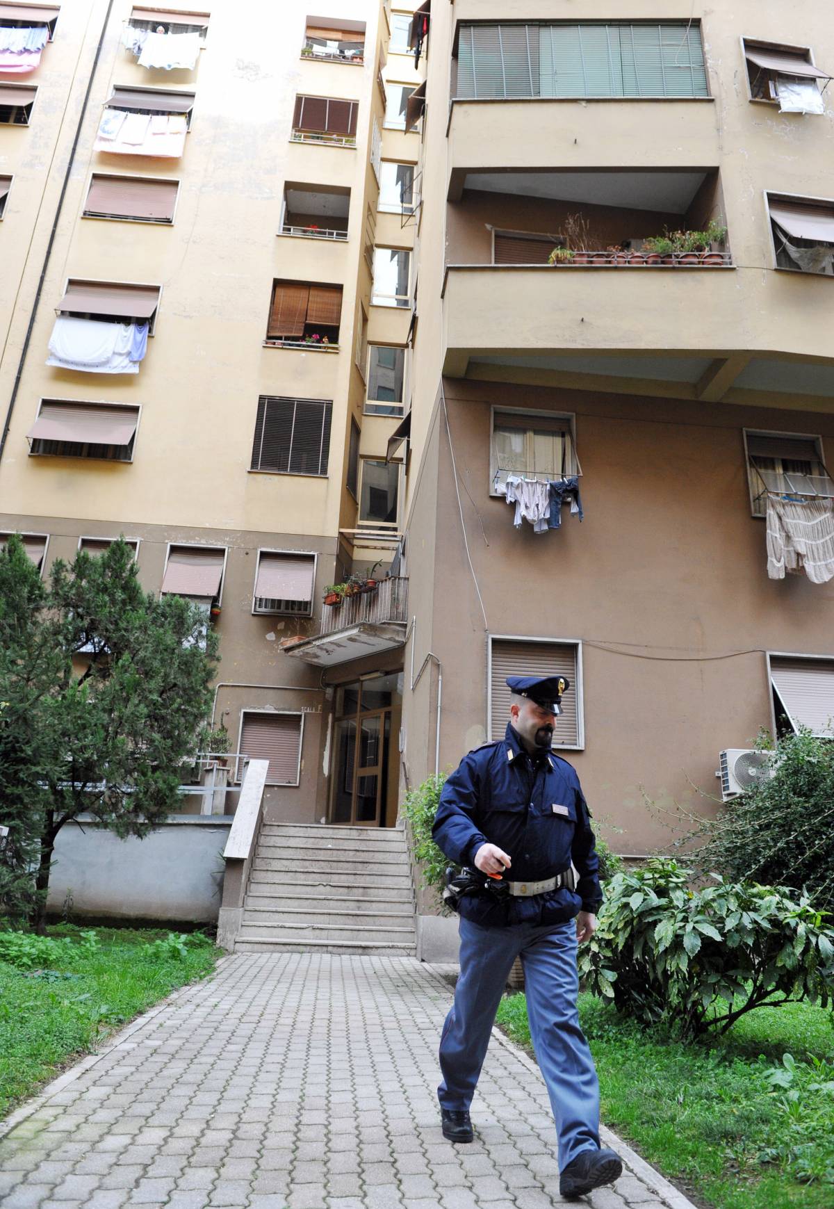 Tuscolano, accoltella madre e sorella: fermato 