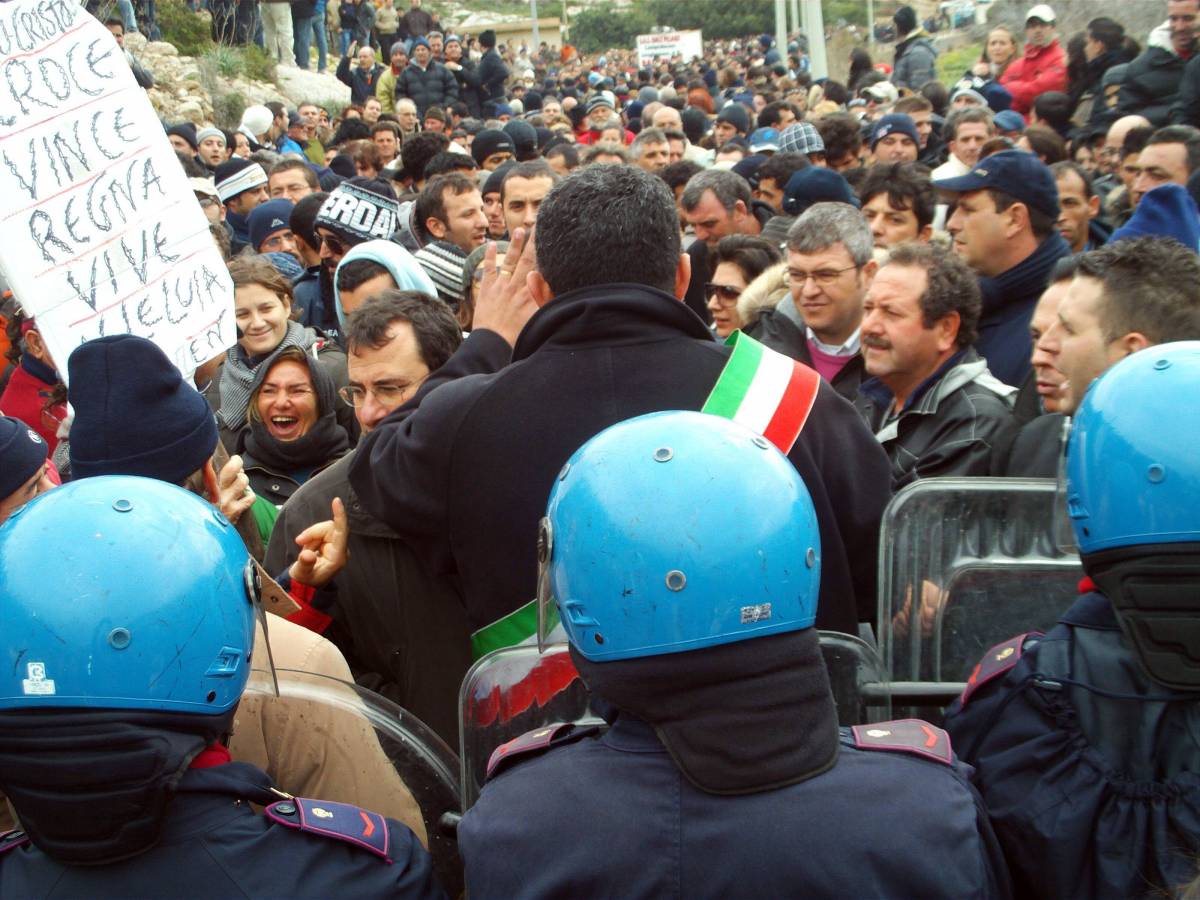 Lampedusa in rivolta 
contro i maxi-sbarchi 
Onu: "Preoccupati"