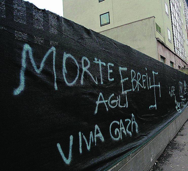 Svastiche e scritte antisemite su un muro Condanna di istituzioni e comunità ebraica