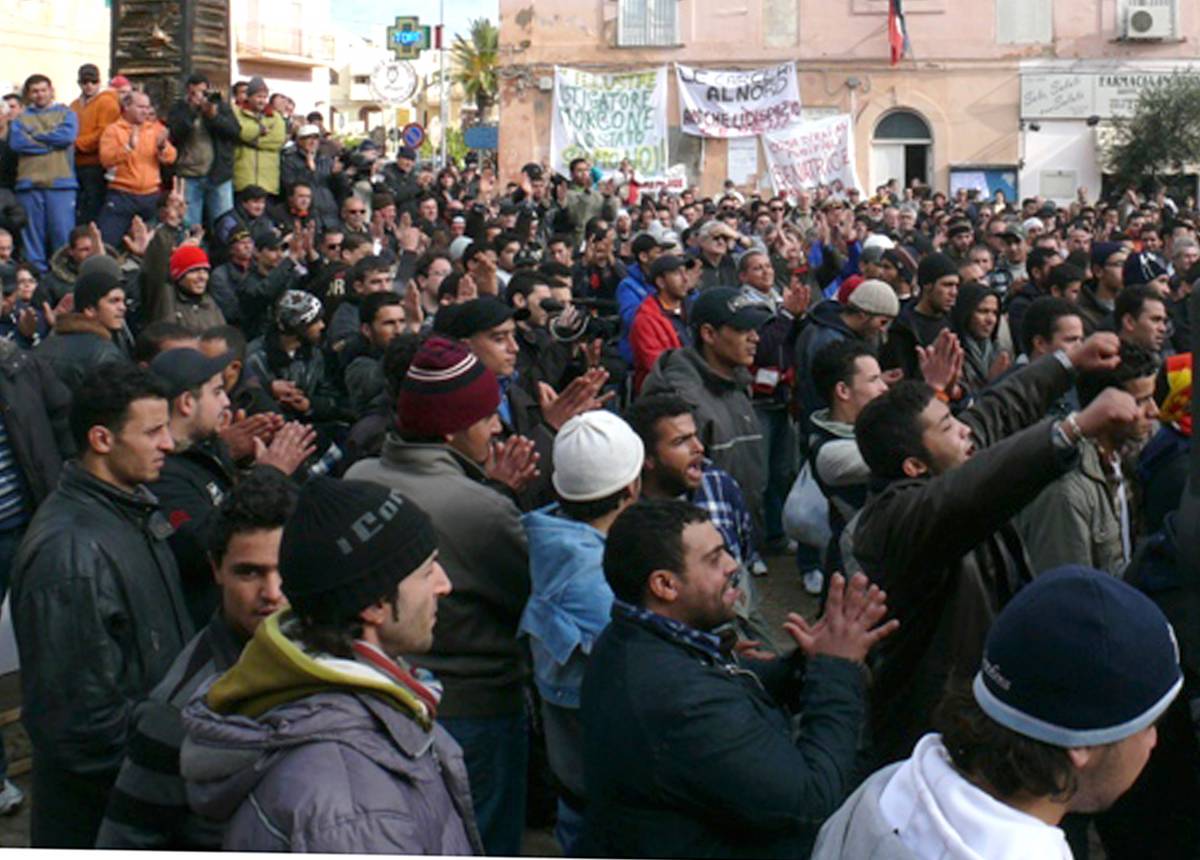 Lampedusa ostaggio dei clandestini 
Questa volta facciamo come Zapatero