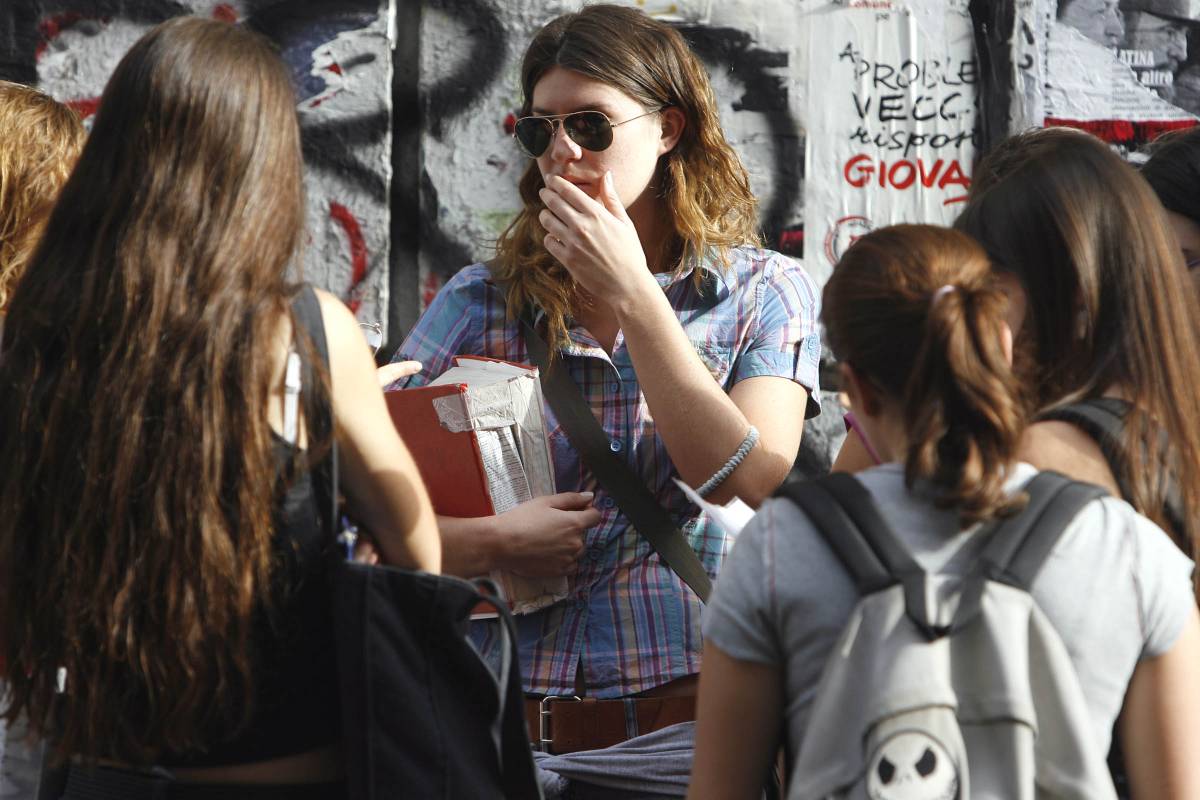 Scuola: e-mail ed sms ai genitori 
contro gli studenti fannulloni