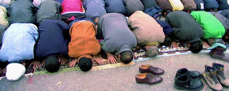 Moschea, riparte  la raccolta firme: «Referendum subito»