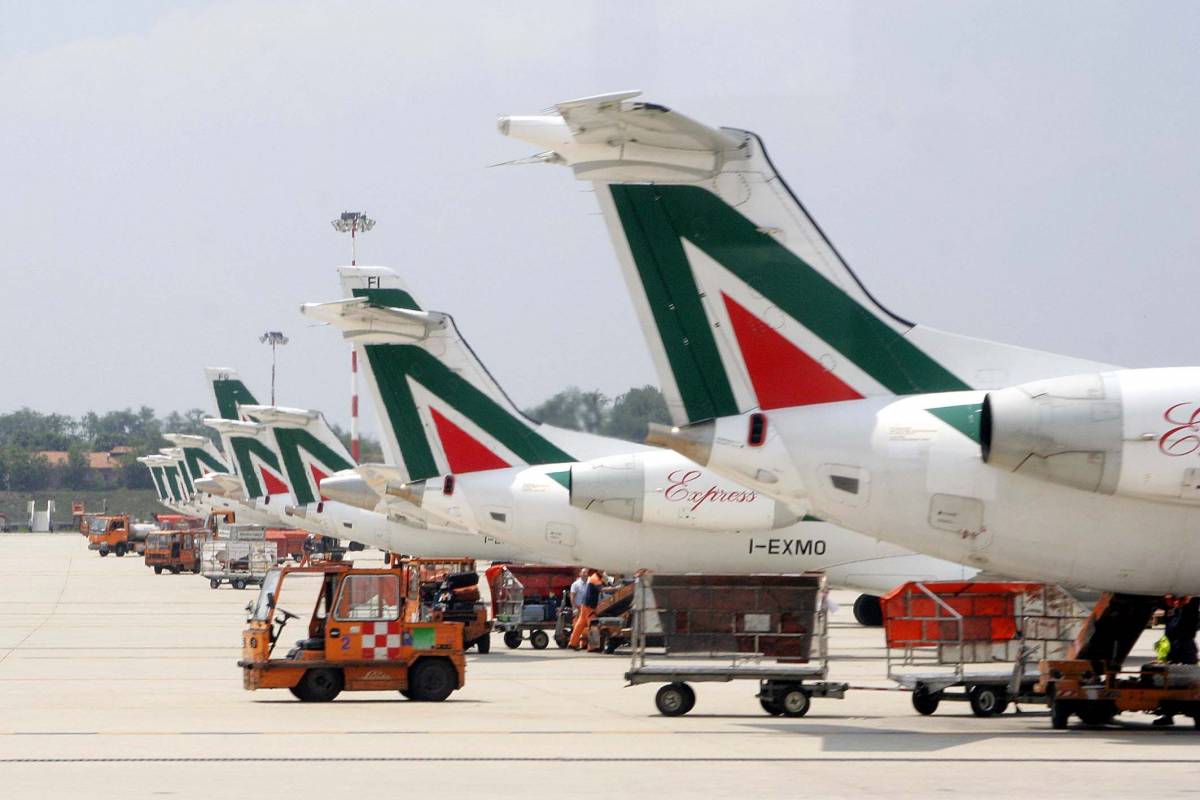 Guerra dei cieli Cai atterra Linate: «Due aeroporti ci costano troppo»
