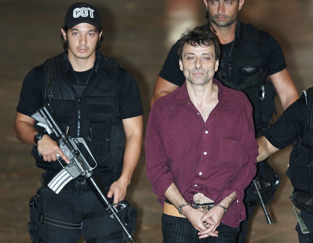 Battisti: "Sono innocente. Ecco i nomi" 
Lula rilancia: l'Italia faccia pure ricorso