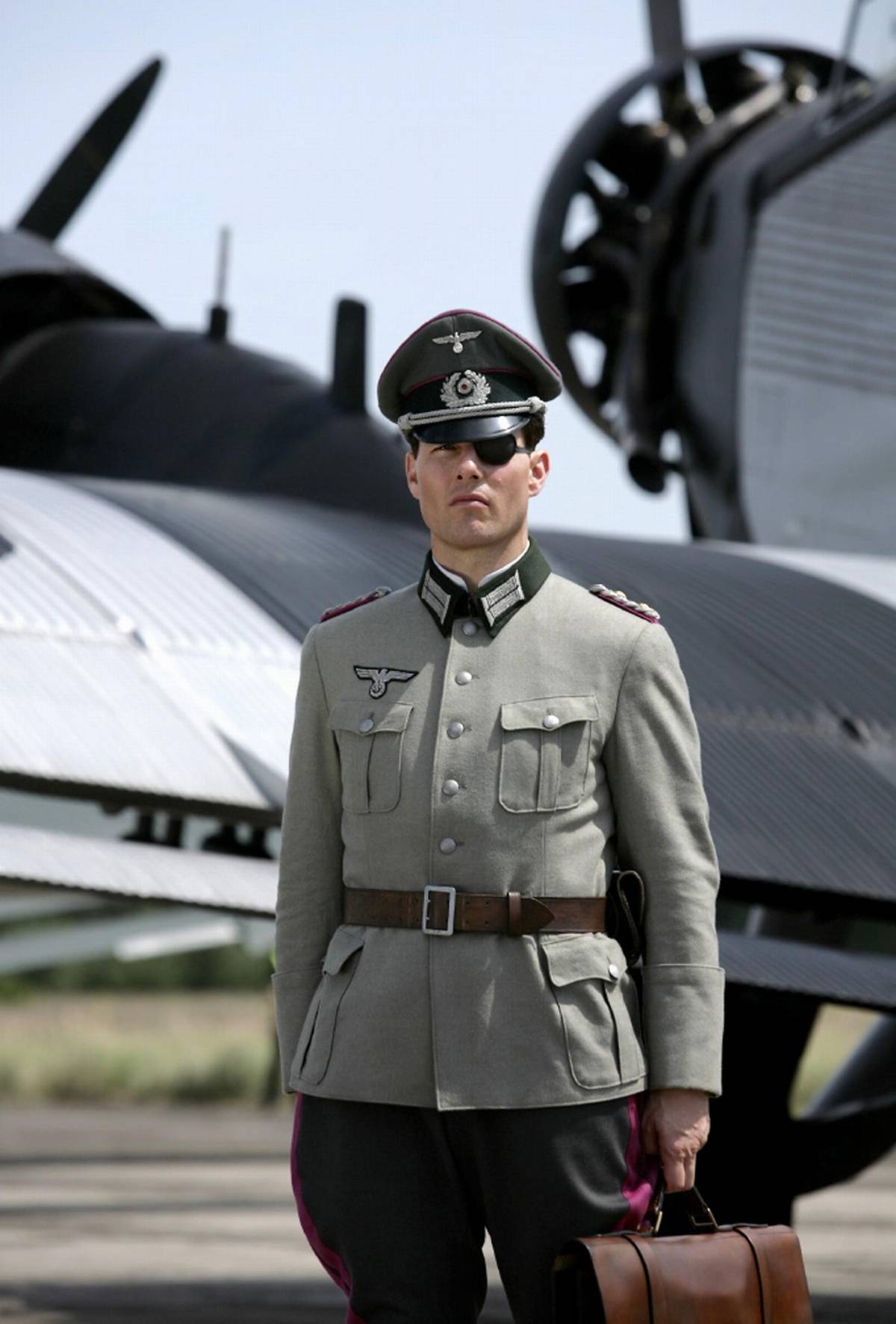 Elmi, svastiche e divise da Ss 
è la moda choc del nazismo