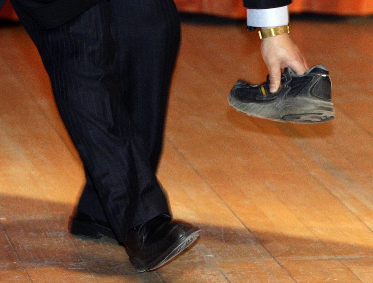 Cambridge, uno studente 
lancia una scarpa 
al premier cinese Jiabao