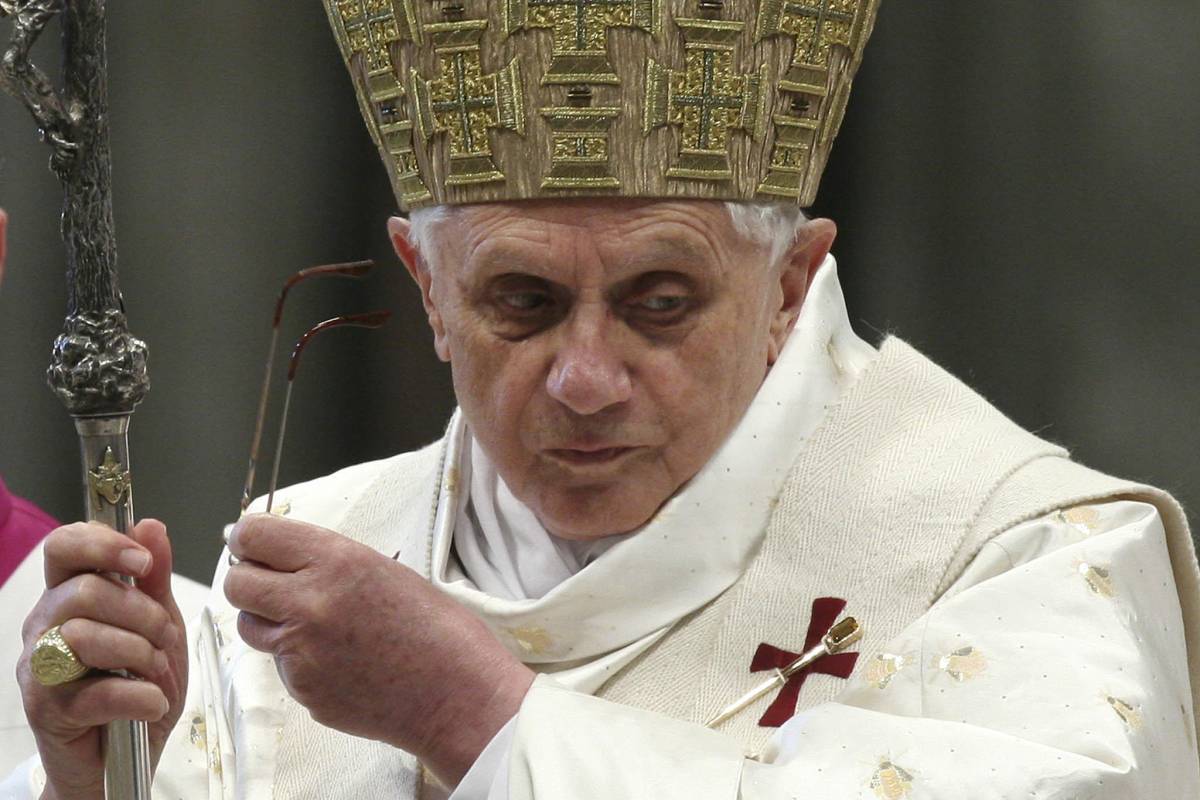 Dietro al vescovo negazionista 
un complotto contro il Papa